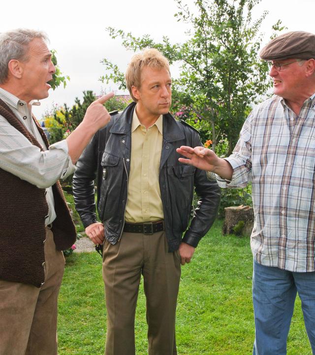 "Die Rosenheim-Cops - Tod in Nachbars Garten": Im Schrebergarten streiten sich Mörtlbauer (Franz Froschauer) und Lippig (Christian Hoening). Polizist Mohr (Max Müller) steht dazwischen und versucht zu schlichten.