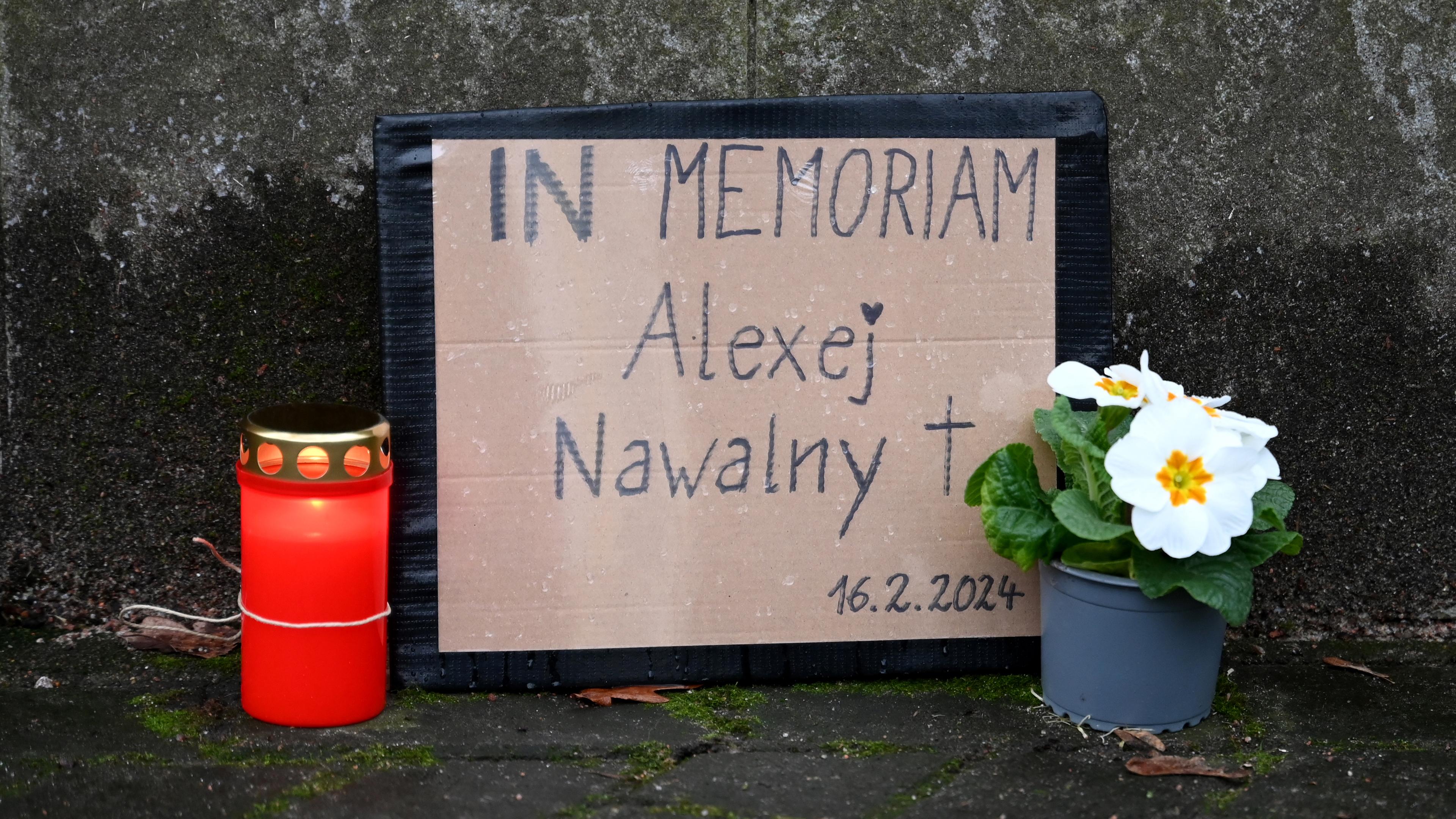 Hamburg: Auf einem Schild am ehemaligen Gebäude des mittlerweile geschlossenen russischen Generalkonsulats in Hamburg ist die Aufschrift "In Memoriam Alexej Nawalny 16.2.2024" zu lesen.