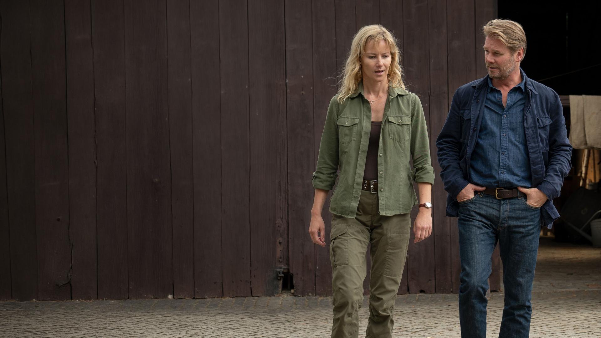 "Erzgebirgskrimi - Tödliche Abrechnung": Försterin Saskia Bergelt (Teresa Weißbach) und Kommissar Winkler (Kai Scheve) kommen aus einer Scheune und sprechen miteinander.