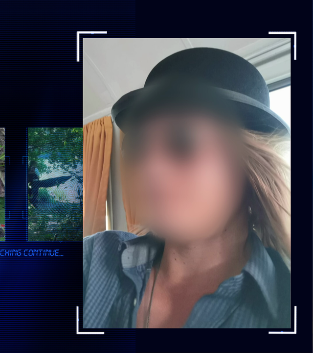 Portraitfoto eines ca. 30 Jahre alten Mannes. Er trägt einen schwarzen Hut und hat schulterlange braune Haare. Er hat eine Sonnenbrille mit dunklen runden Gläsern an. Das Gesicht wure im Bild technisch verfremdet. Im Hintergrund ist ein Fenster zu sehen (Anschnitt) und ein orange-farbener blickdichter Vorhang. Links daneben: Lichtschematische Darstellung eines Fingerabdrucks.