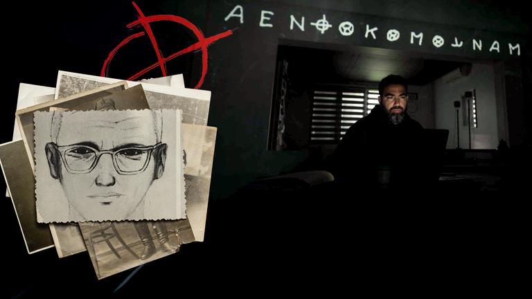 Rechts ein Mann vor dem Bildschirm seines Computers, über ihm auf die Wand projeziert Teile des Codes, den der Zodiackiller benutzt hat. Links das Phantombild des Zodiackillers auf einem Stapel alter Bilder, dahinter in rot sein Zeichen
