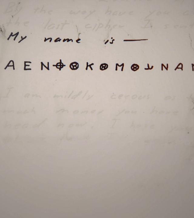 Rechts ein Teil eines codierten Briefes des Zodiackillers. Links das Phantombild des Zodiackillers auf einem Stapel alter Bilder, dahinter in rot sein Zeichen