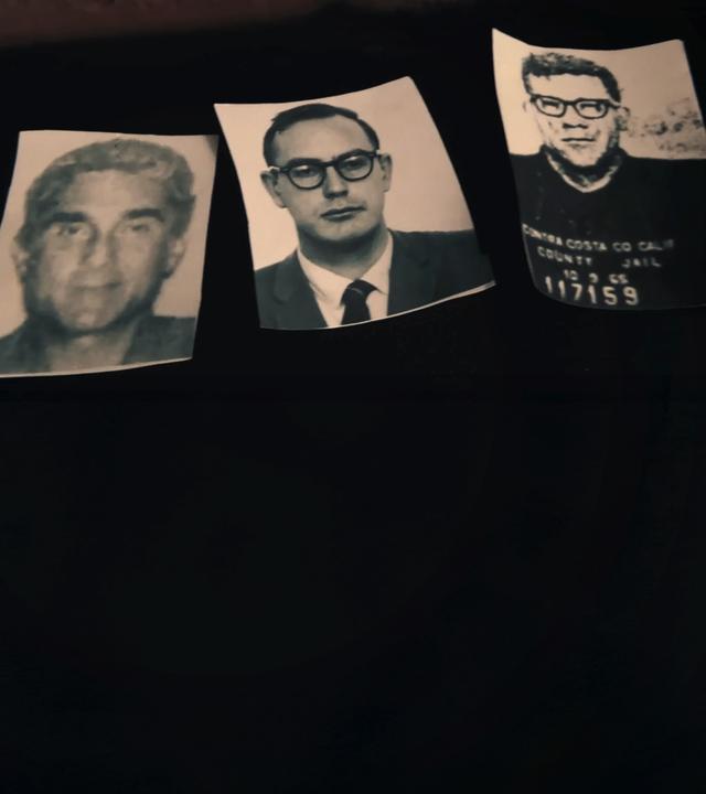 Rechts verschiedene Fotos des Mannes, der eventuell der Zodiackiller sein könnte. Links das Phantombild des Zodiackillers auf einem Stapel alter Bilder, dahinter in rot sein Zeichen