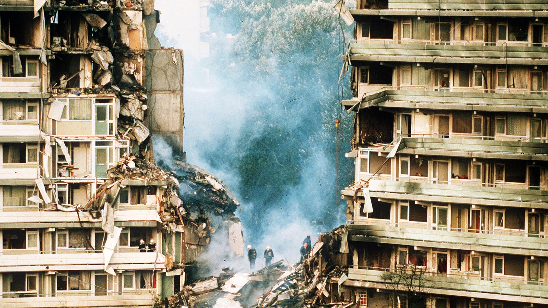 Flugaufnahme der Absturzstelle: Blick auf die zerstörten Hochhäuser im Viertel Bijlmermeer.
