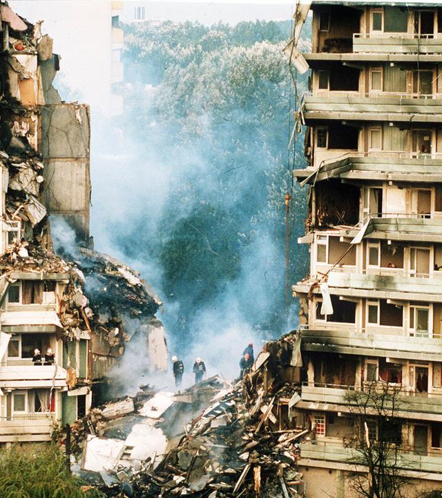 Flugaufnahme der Absturzstelle: Blick auf die zerstörten Hochhäuser im Viertel Bijlmermeer.