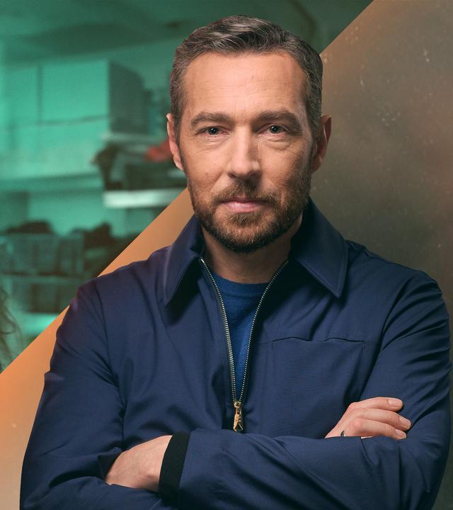 "XY gelöst mit Sven Voss - Staffel 5: Tödliche Nachtschicht": Montage Sven Voss mit einer Szene aus dem Fall