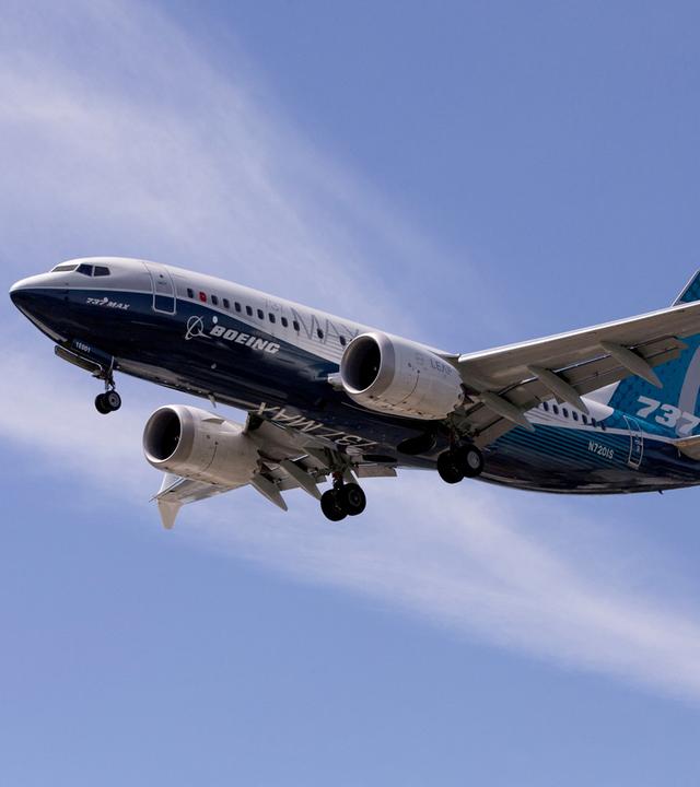 Das Flugzeug vom Typ Boeing 737 MAX im Landeanflug nach einem Testflug in Seattle (USA)