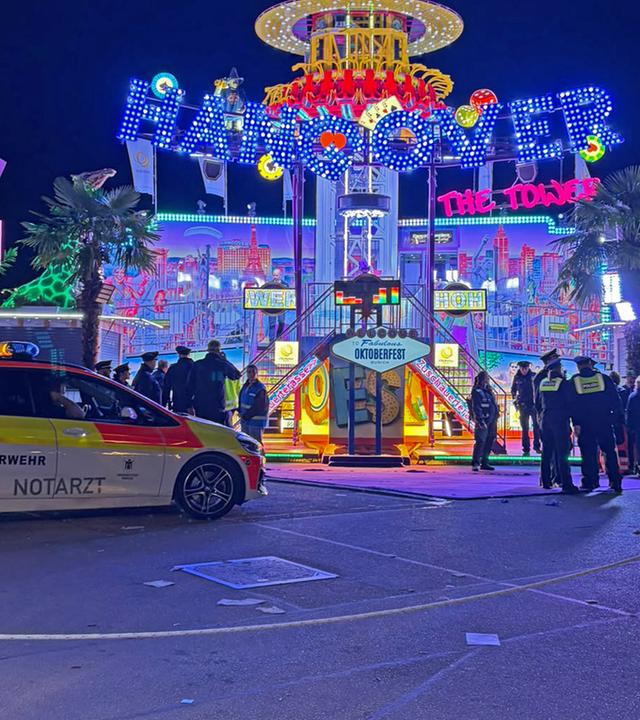 Polizei und Notarzt vor dem Fahrgeschäft auf dem Münchner Oktoberfest