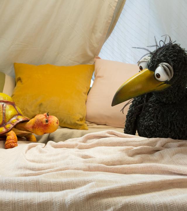 Elvira und Rudi hocken in der Kuschelecke und schauen sich neugierig an.