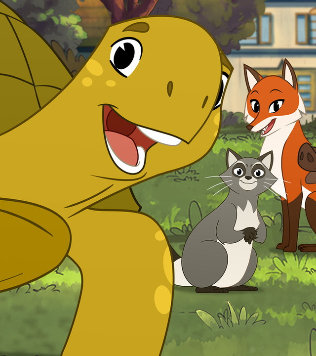 Törtel: Die Schildkröte Törtel grüßt fröhlich den Betrachter, ihr gegenüber sitzt das Wildschwein Grrmpf, in der Mitte hinten sitzen Dachs Palle und Fuchs Wendy auf einer grünen Wiese. Im Hintergrund sind Bäume und ein großes Wohnhaus zu sehen.