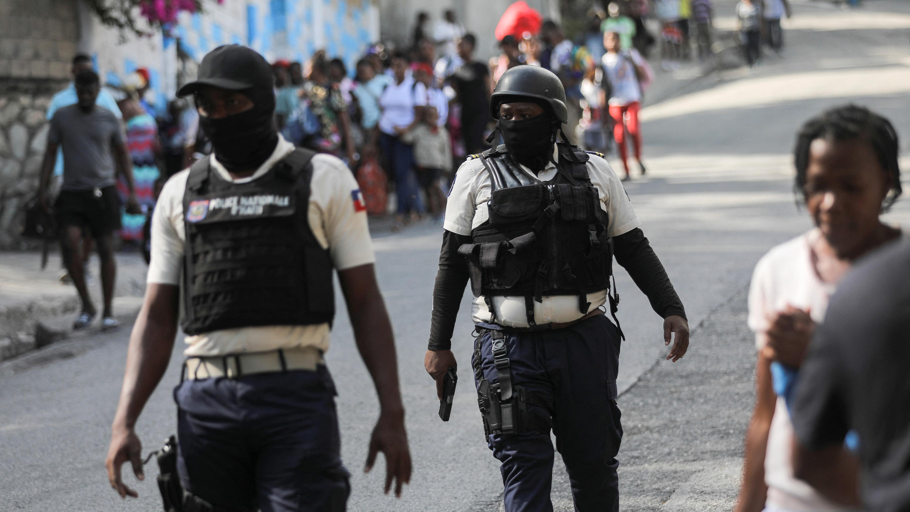 Polizeibeamte patrouillieren in Port-au-Prince (Haiti), aufgenommen am 24.04.2023