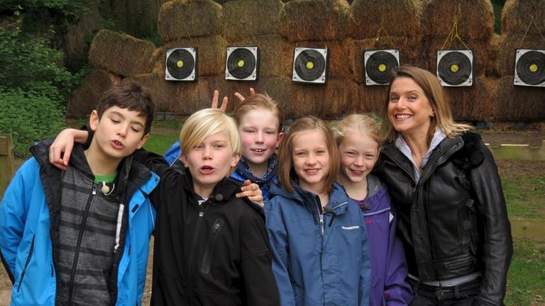 Die Kinder Noah, Luke, Henry, Nina und Marlene zusammen mit Sängerin & Schauspielerin Jeanette Biedermann