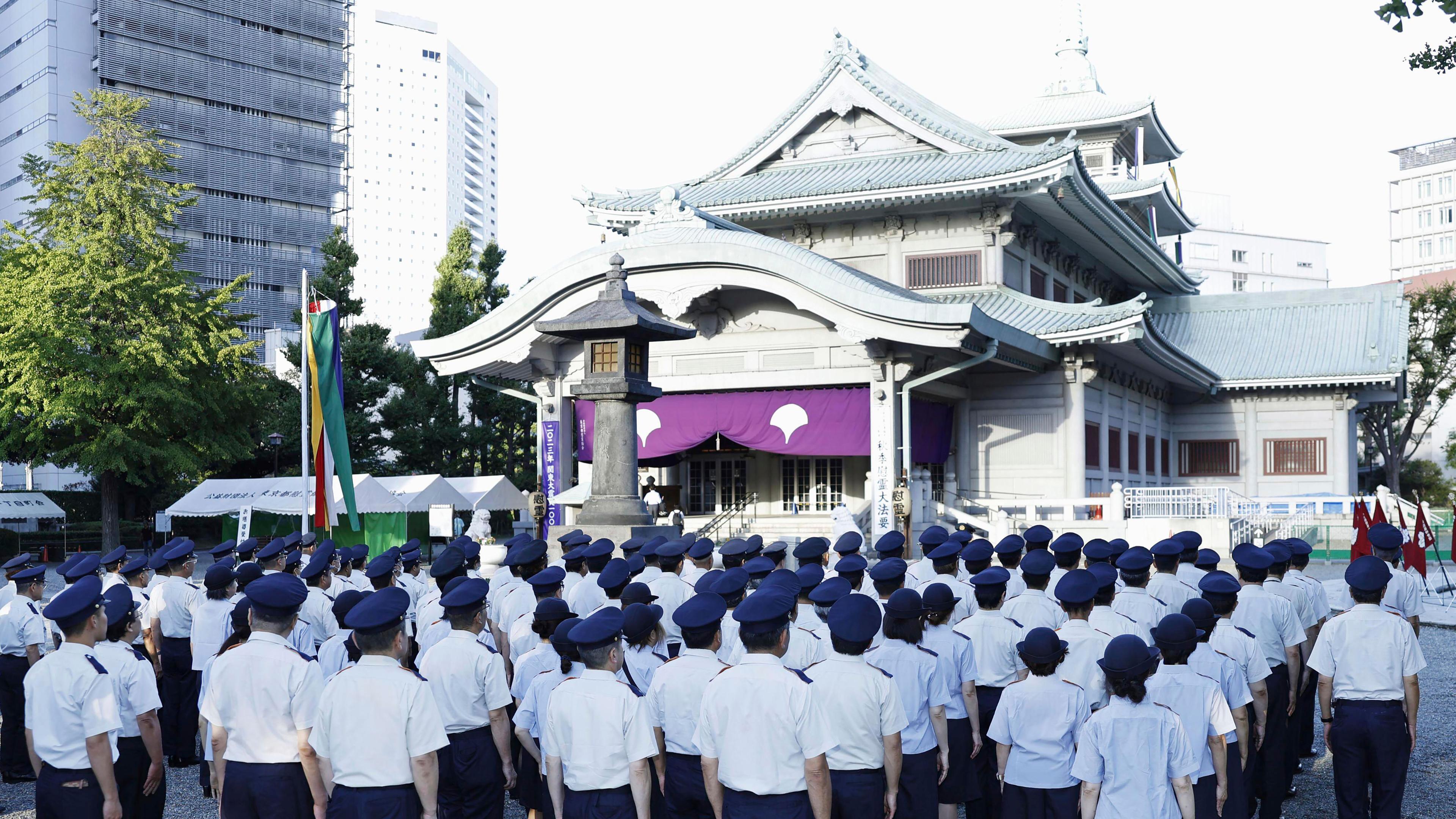 Gedenken vor der Memorial Hall in Tokio
