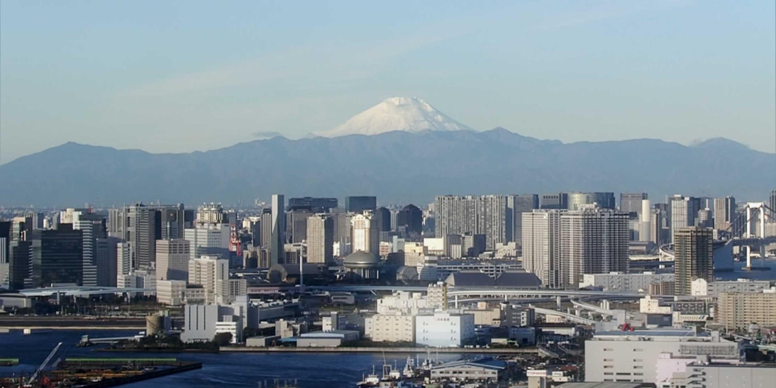Tokio - Zerstörung und Wiedergeburt: Erdbeben, Bomben, Wolkenkratzer: Skyline von Tokio mit dem Vulkan Fuji im Hintergrund..