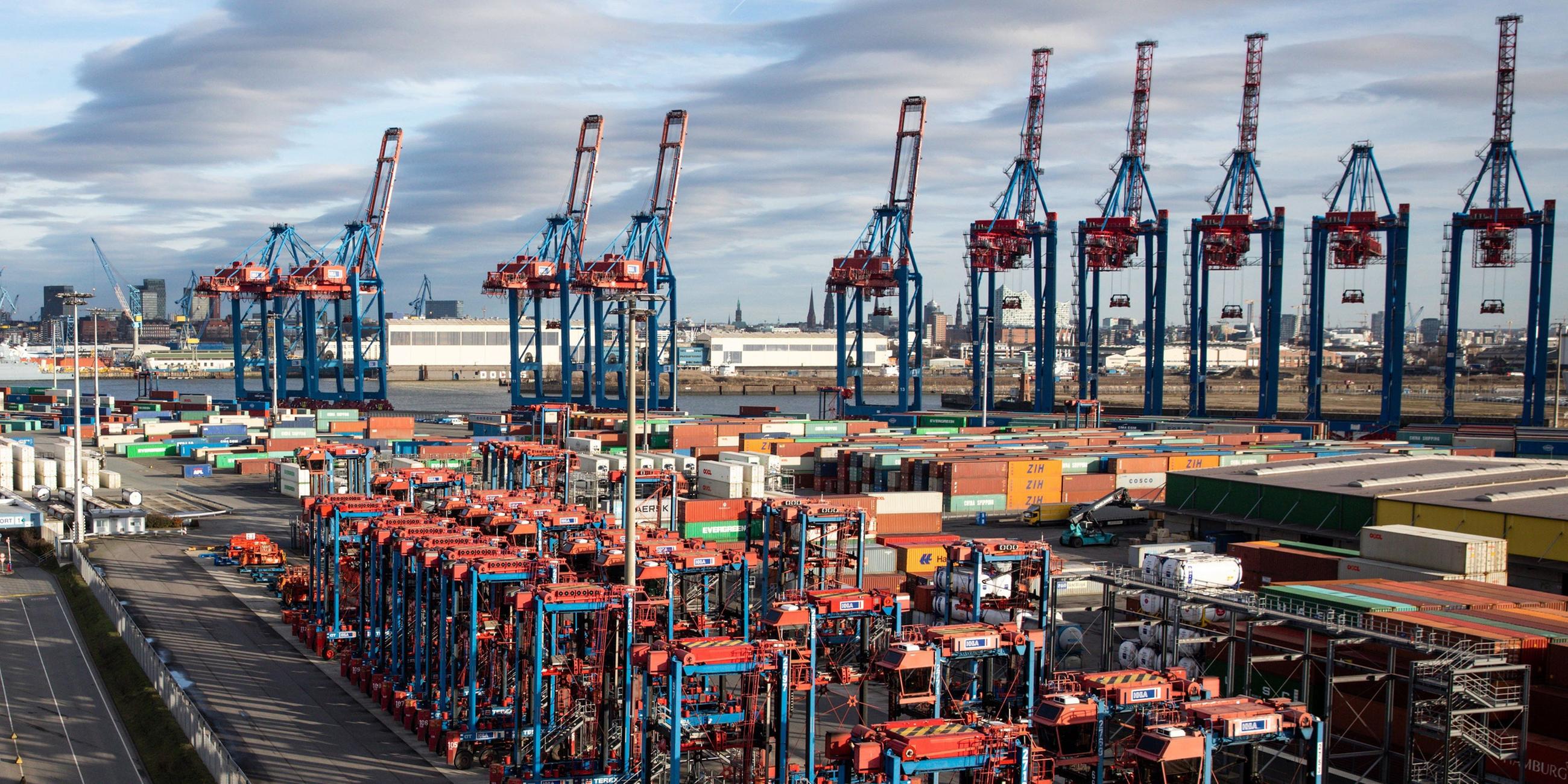 Container und Kräne im Hamburger Hafen