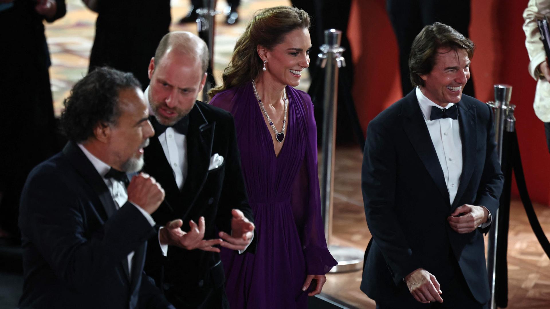 Das Bild zeigt Tom Cruise, Prinzessin Catherine und Prinz William mit Alejandro Gonzalez Inarritu auf dem roten Teppich.