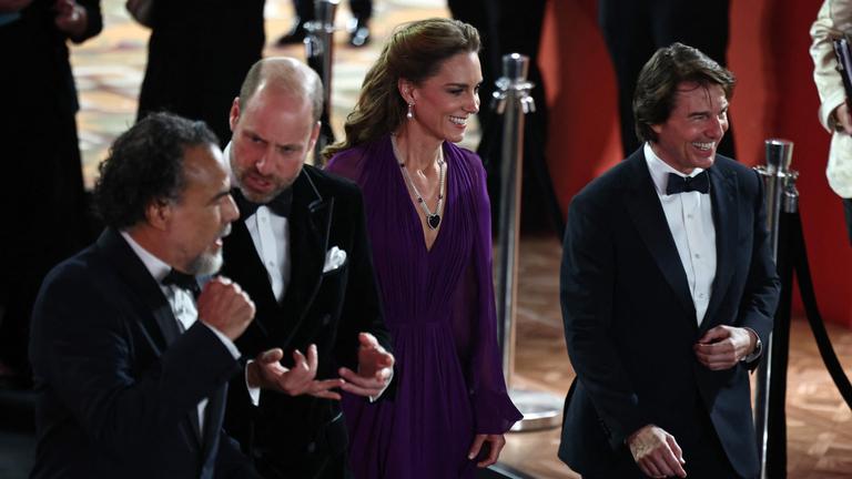 Das Bild zeigt Tom Cruise, Prinzessin Catherine und Prinz William mit Alejandro Gonzalez Inarritu auf dem roten Teppich.