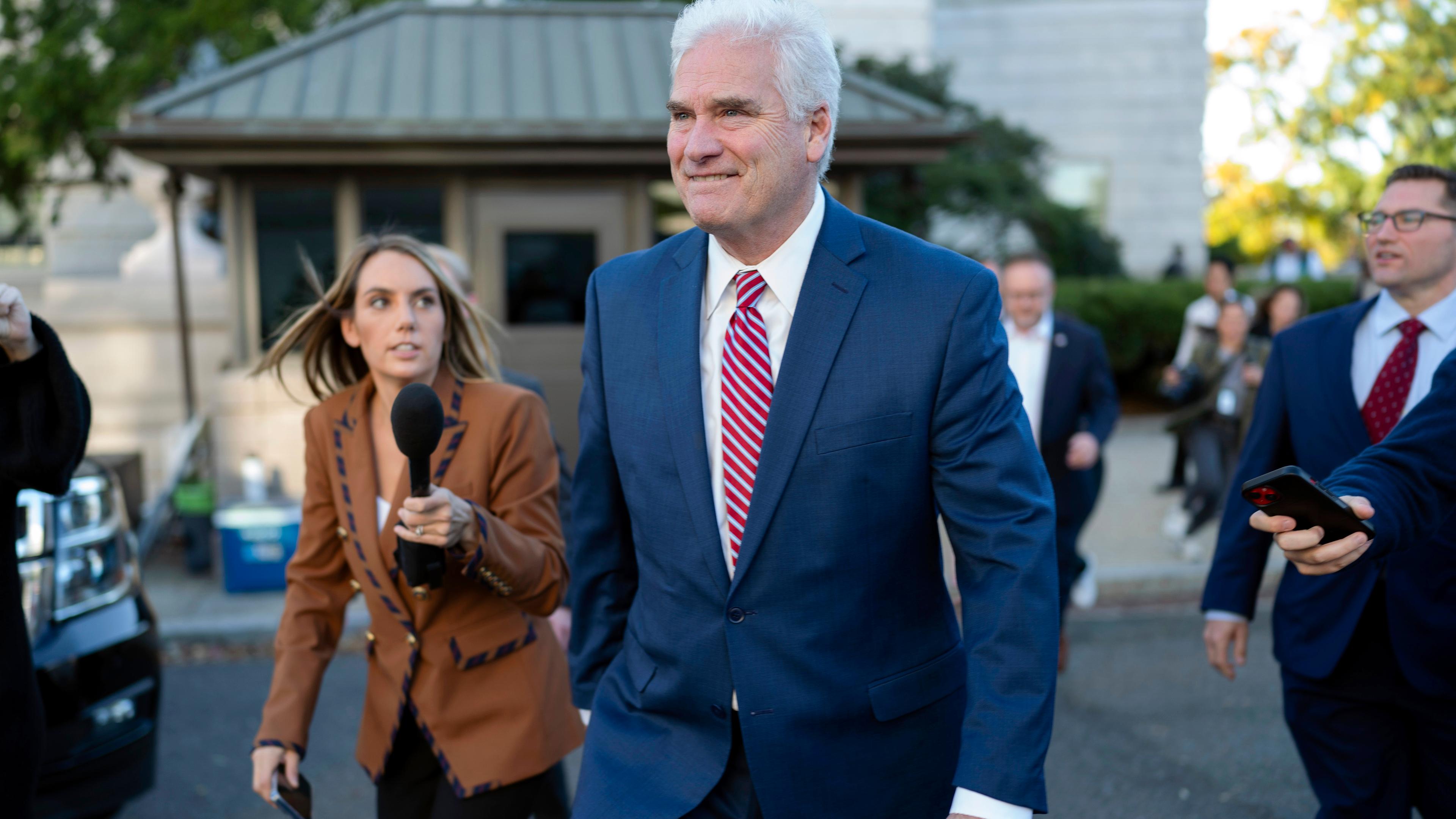 Journalisten umringen den US-Republikaner Tom Emmer beim Verlassen des US-Kapitols.