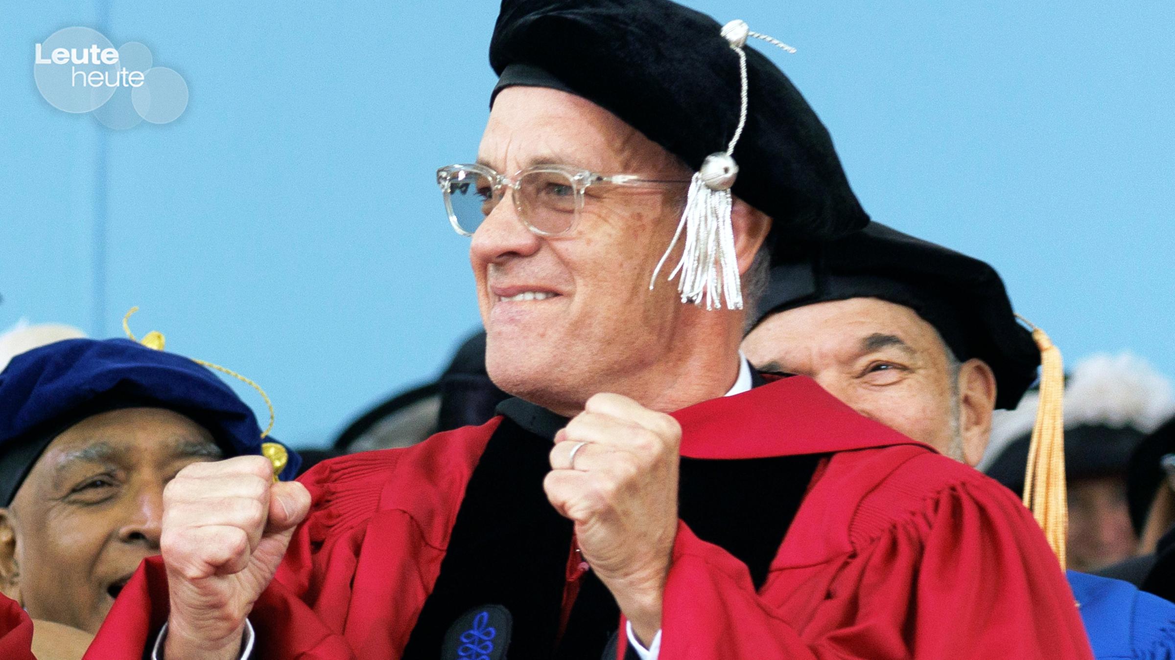 Tom Hanks hat bei seiner Ernennung zum Ehrendoktor in Harvard vor 9000 Student*innen eine Rede gehalten und dafür appelliert, für den Erhalt der Wahrheit zu kämpfen. (26.5.2023) 