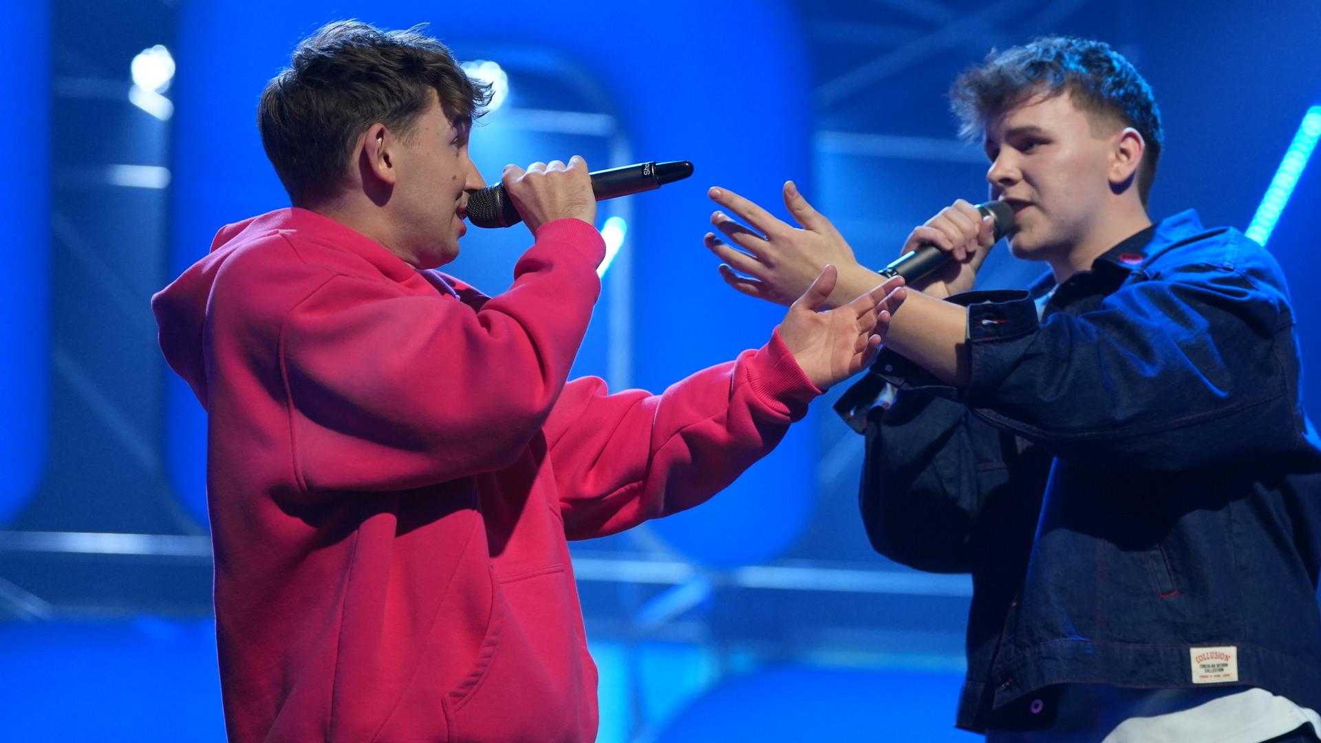 Tom Twers und der Kandidat Tom (v.l.n.r.) performen ihren Song "Lovesongs" auf der Bühne im großen "Dein Song"-Finale