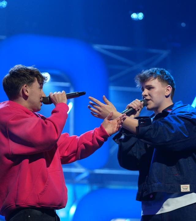 Tom Twers und der Kandidat Tom (v.l.n.r.) performen ihren Song "Lovesongs" auf der Bühne im großen "Dein Song"-Finale