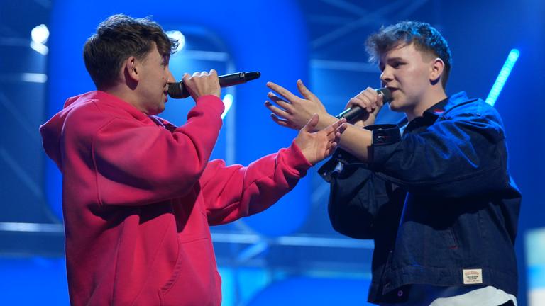Tom Twers und der Kandidat Tom (v.l.n.r.) performen ihren Song "Lovesongs" auf der Bühne im großen "Dein Song"-Finale