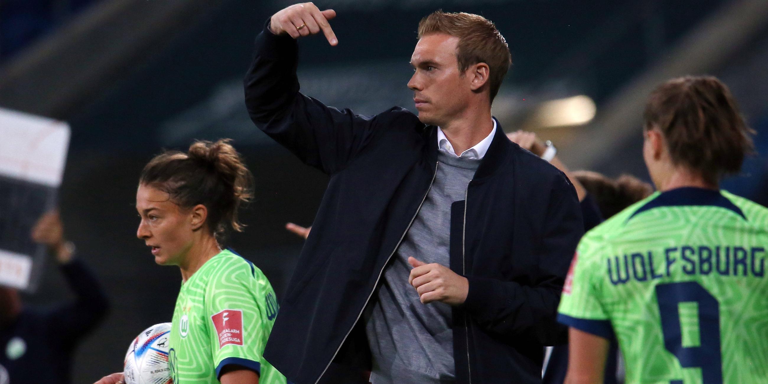 Trainer Tommy Stroot von Wolfsburg dirigiert seine Spielerinnen