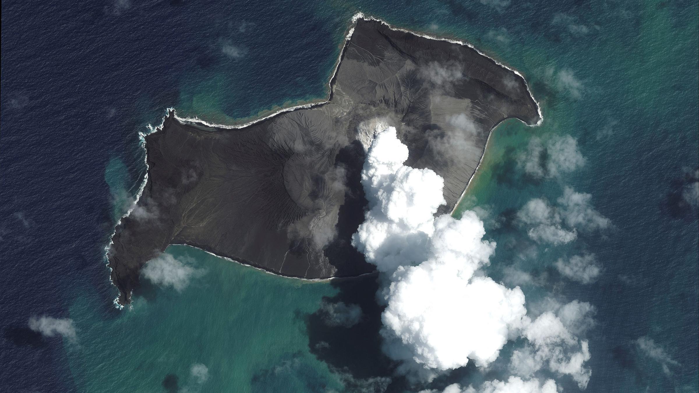 Ein Satellitenbild zeigt den Vulkan Hunga Tonga-Hunga Ha'apai vor seinem Hauptausbruch