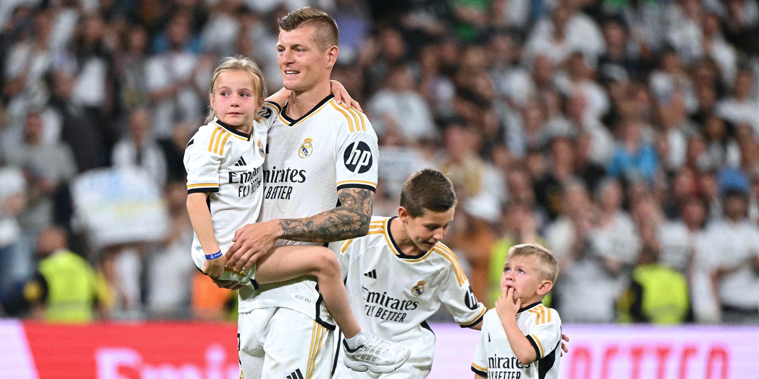 Toni Kroos geht nach dem Spiel mit seinen Kindern auf das Spielfeld