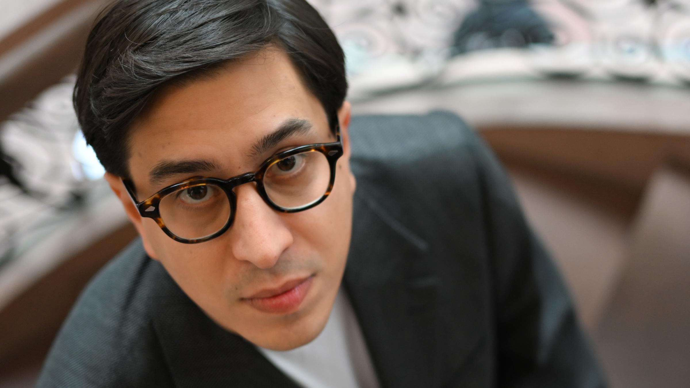 Der österreichische Autor Tonio Schachinger nimmt vor der Verleihung des Deutschen Buchpreises 2023 in Frankfurt am Main. (16.10.2023)