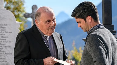 Generalvikar Zumbrodt (Lambert Hamel, l.) hat ein attraktives neues Jobangebot für Tonio Niederegger (Maximilian Grill, r.). Doch dafür müsste Tonio seine Gemeindearbeit aufgeben.