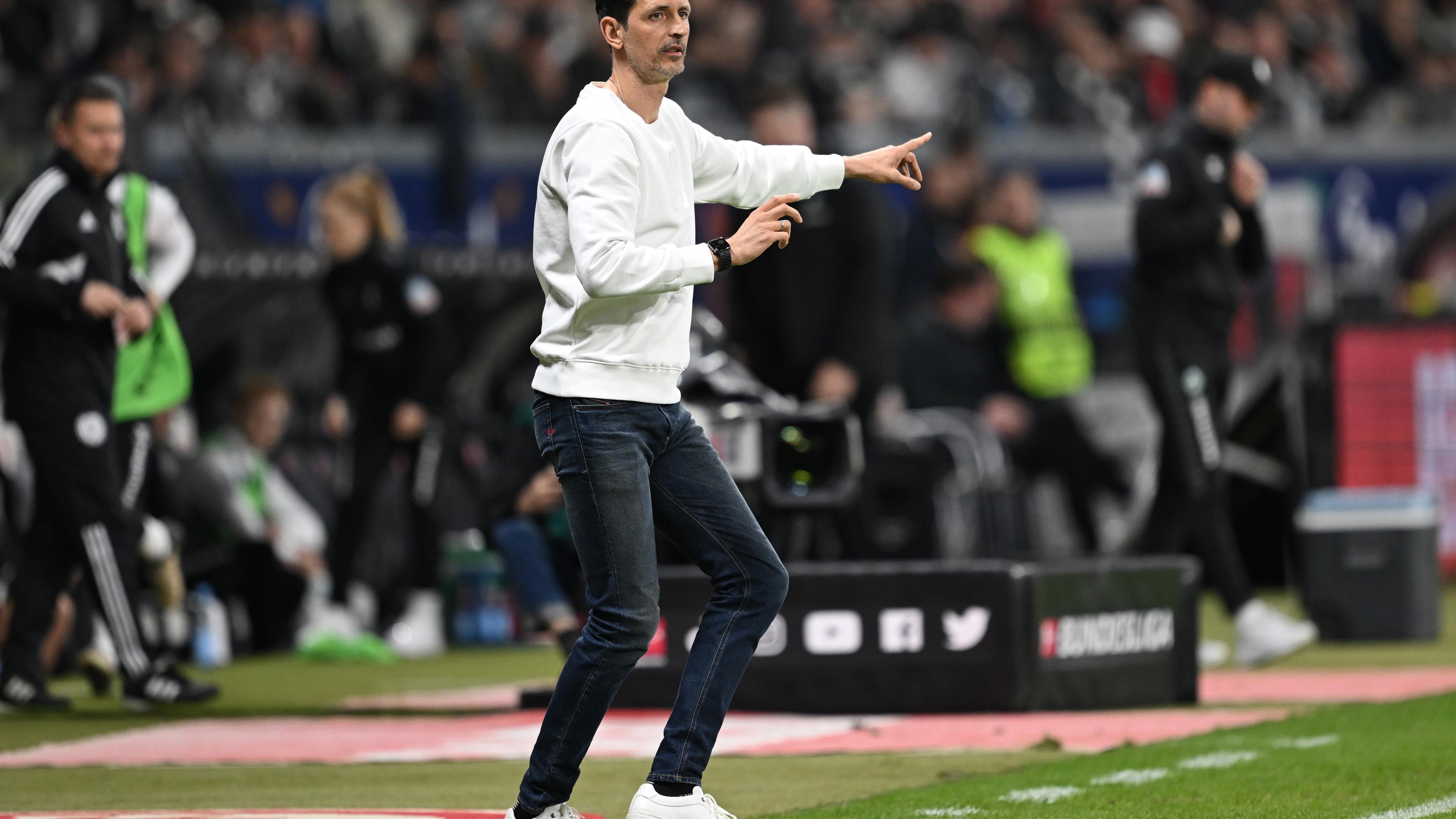 Frankfurts Cheftrainer Dino Toppmöller gestikuliert am Spielfeldrand