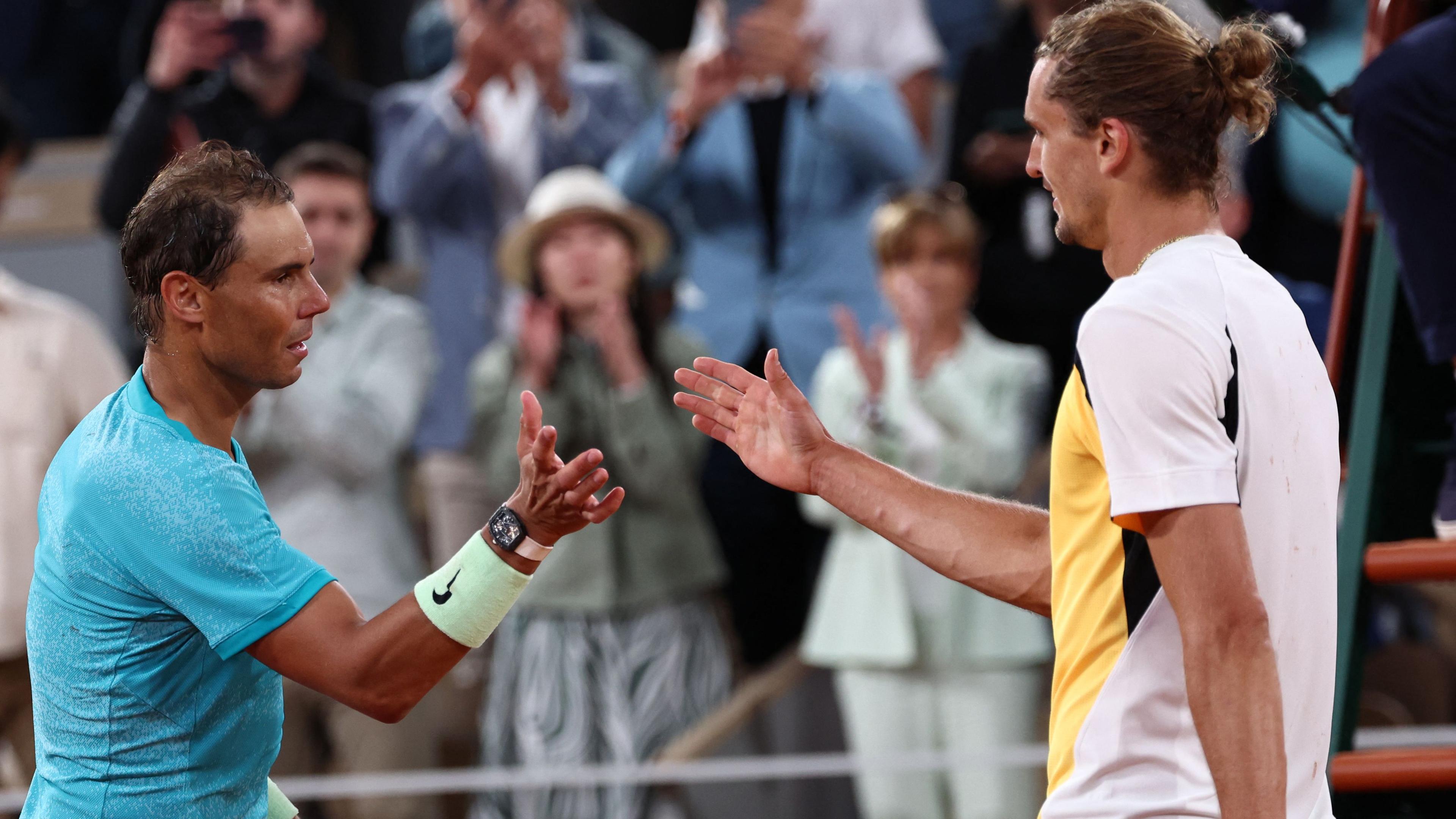 Der spanische Tennisspieler Rafael Nadal gibt dem deutschen Sieger Alexander Zverev nach dem Herreneinzel auf dem Court Philippe-Chatrier.