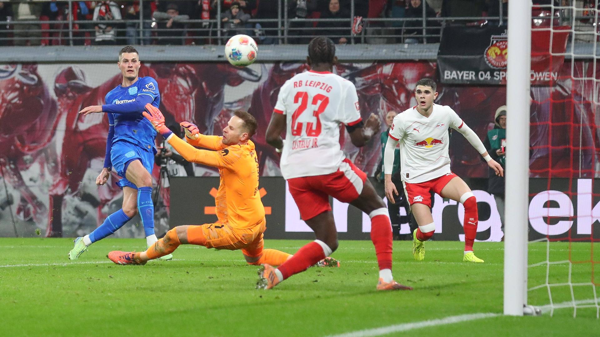 Bayer Leverkusens Stürmer Patrick Schick erzielt das Tor zum 1:2 gegen seinen Ex-Kub RB leipzig