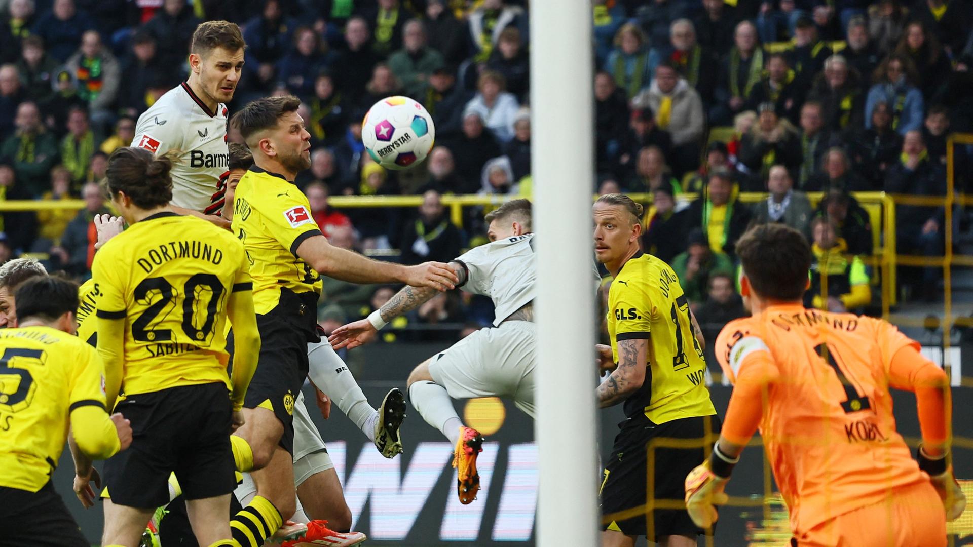 Leverkusen's Josip Stanisic schießt das 1:1.