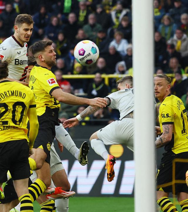 Leverkusen's Josip Stanisic schießt das 1:1.