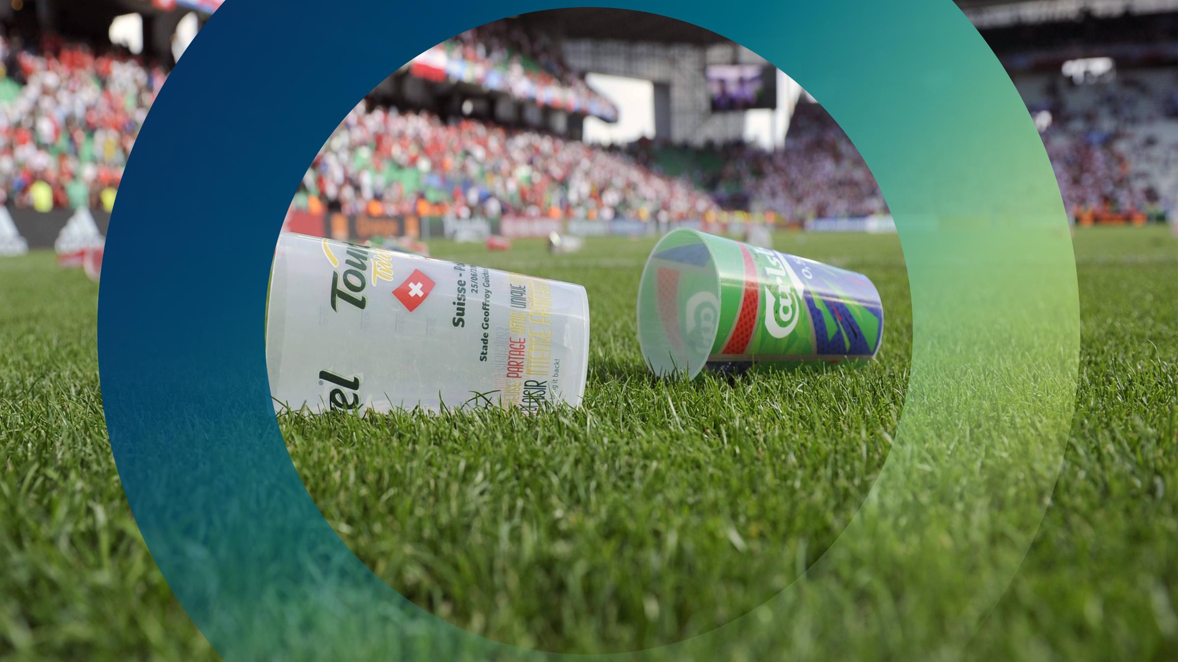 Becher auf einem Fußballfeld