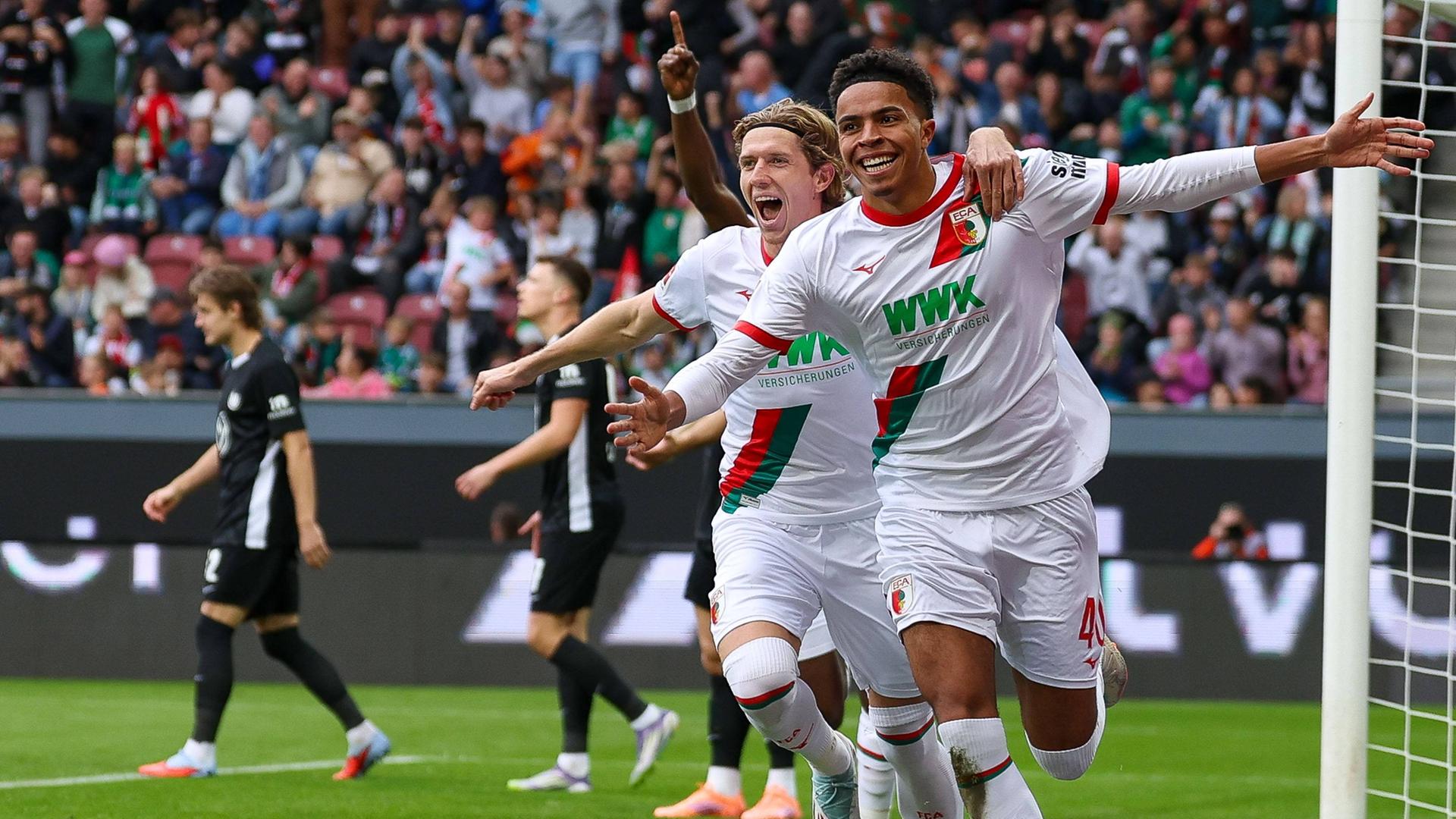 Kristijan Jakic 17 (FC Augsburg) und Noahkai Banks 40 (FC Augsburg) jubeln. 
