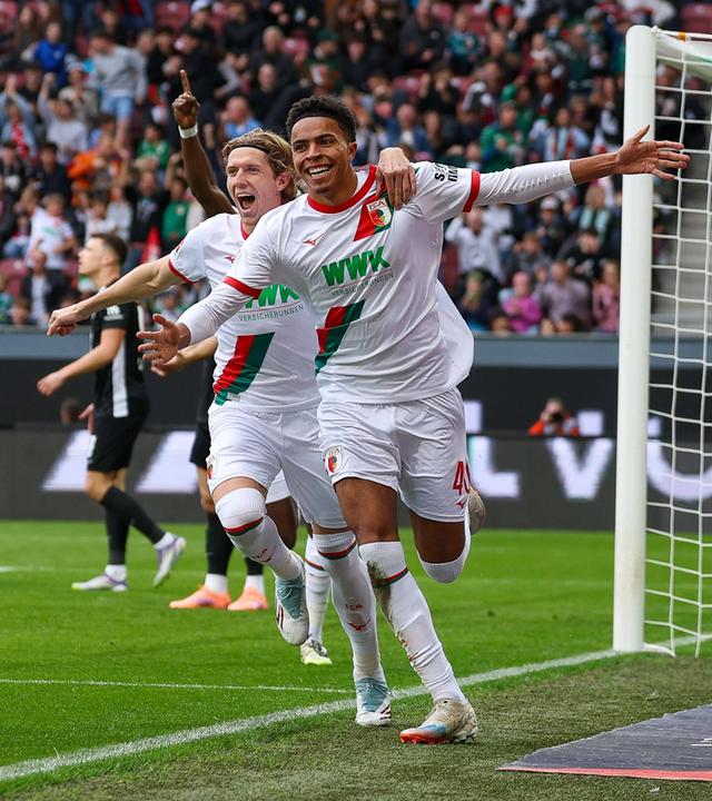 Kristijan Jakic 17 (FC Augsburg) und Noahkai Banks 40 (FC Augsburg) jubeln. 
