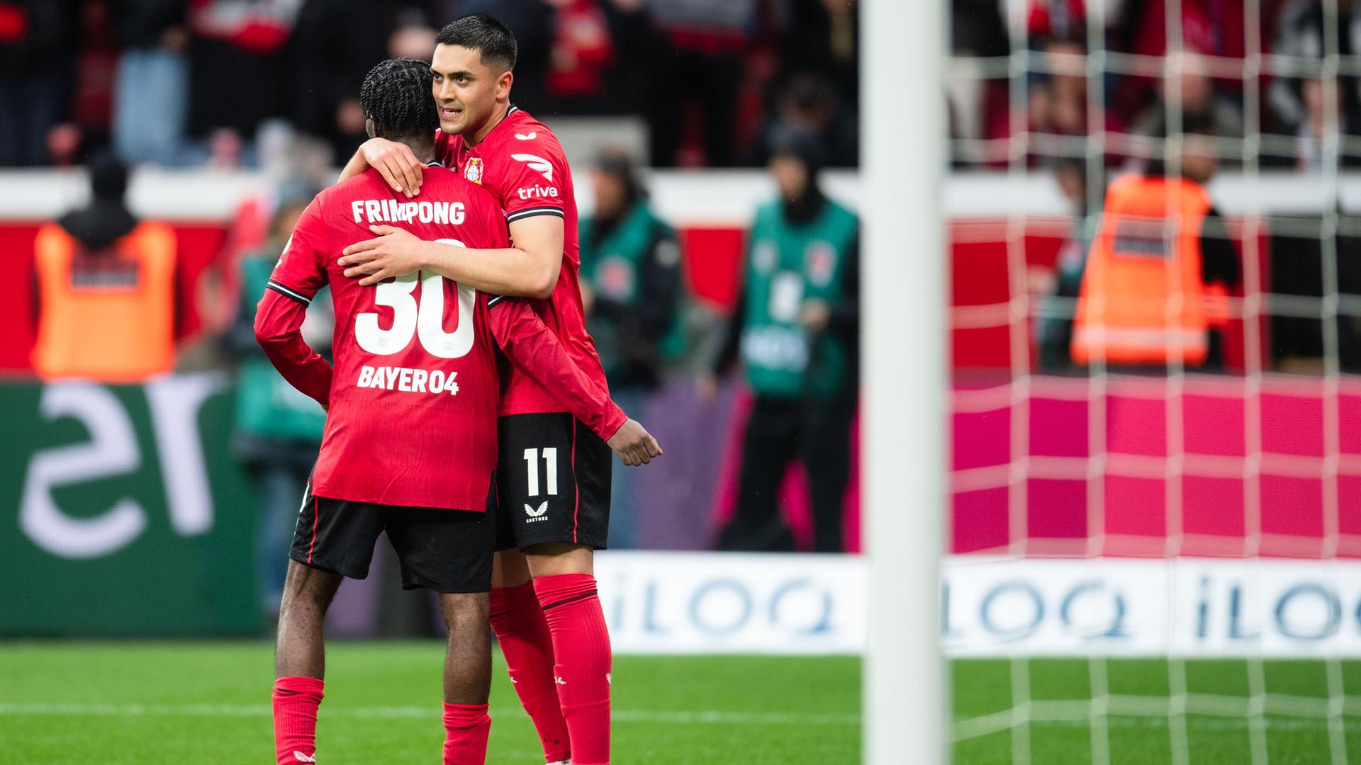23.04.2023, Nordrhein-Westfalen, Leverkusen: Fußball: Bundesliga, Bayer Leverkusen - RB Leipzig, 29. Spieltag, BayArena. Leverkusens Torschütze Nadiem Amiri (r) und Jeremie Frimpong jubeln nach dem Treffer zum 2:0.