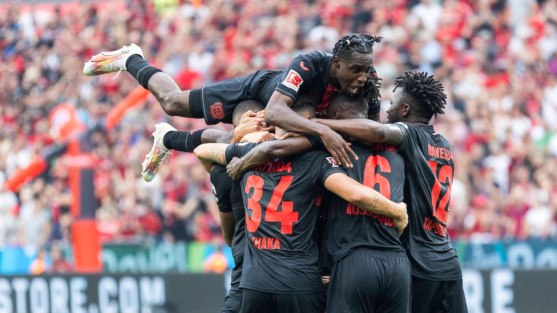 Leverkusen, Bayarena, 19.08.23: Jonathan Tah (Leverkusen) (verdeckt) schiesst das 1:0 Tor und jubelt mit Granit Xhaka (vorne) und Jeremie Frimpong (oben) beim 1.Bundesliga Spiel Bayer 04 Leverkusen vs. RB Leipzig.