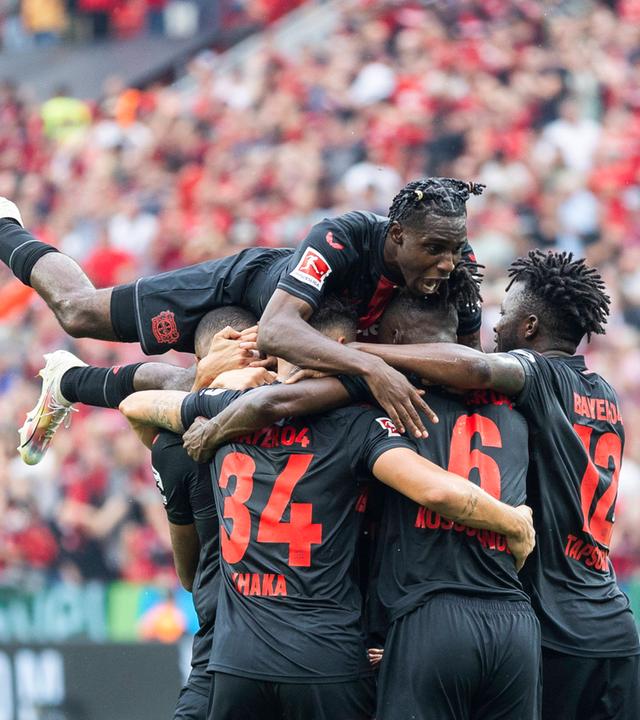 Leverkusen, Bayarena, 19.08.23: Jonathan Tah (Leverkusen) (verdeckt) schiesst das 1:0 Tor und jubelt mit Granit Xhaka (vorne) und Jeremie Frimpong (oben) beim 1.Bundesliga Spiel Bayer 04 Leverkusen vs. RB Leipzig.