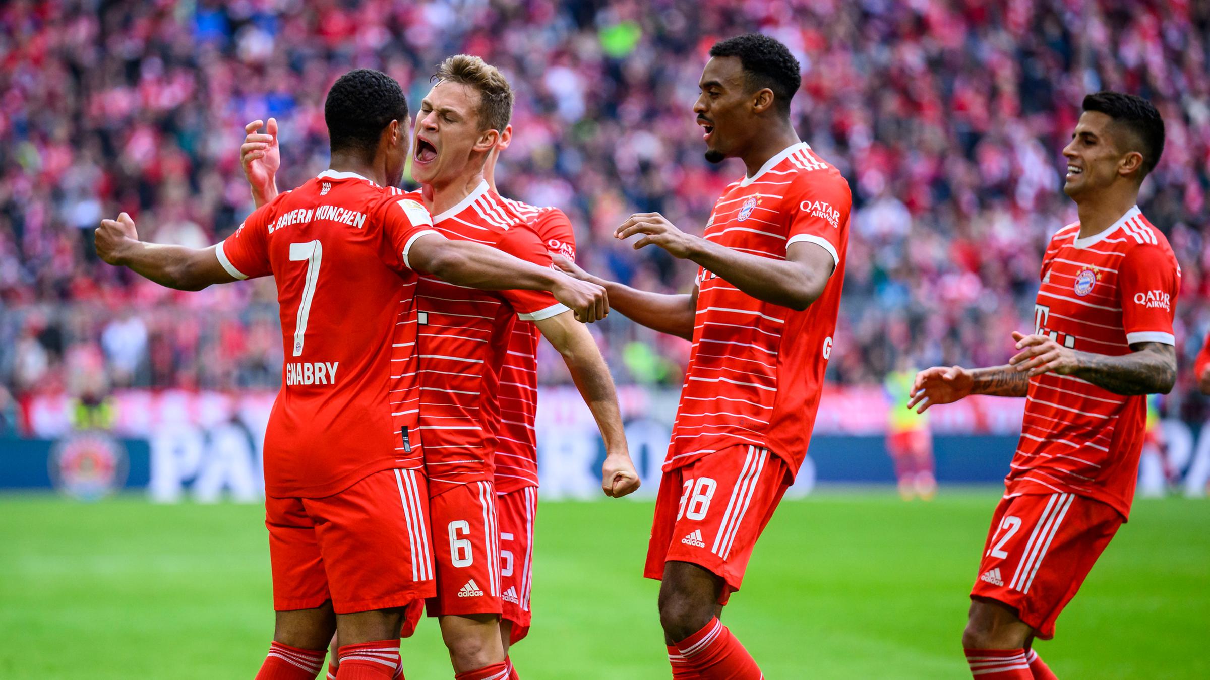 Fußball-Bundesliga Bayern siegt und bleibt Tabellenführer