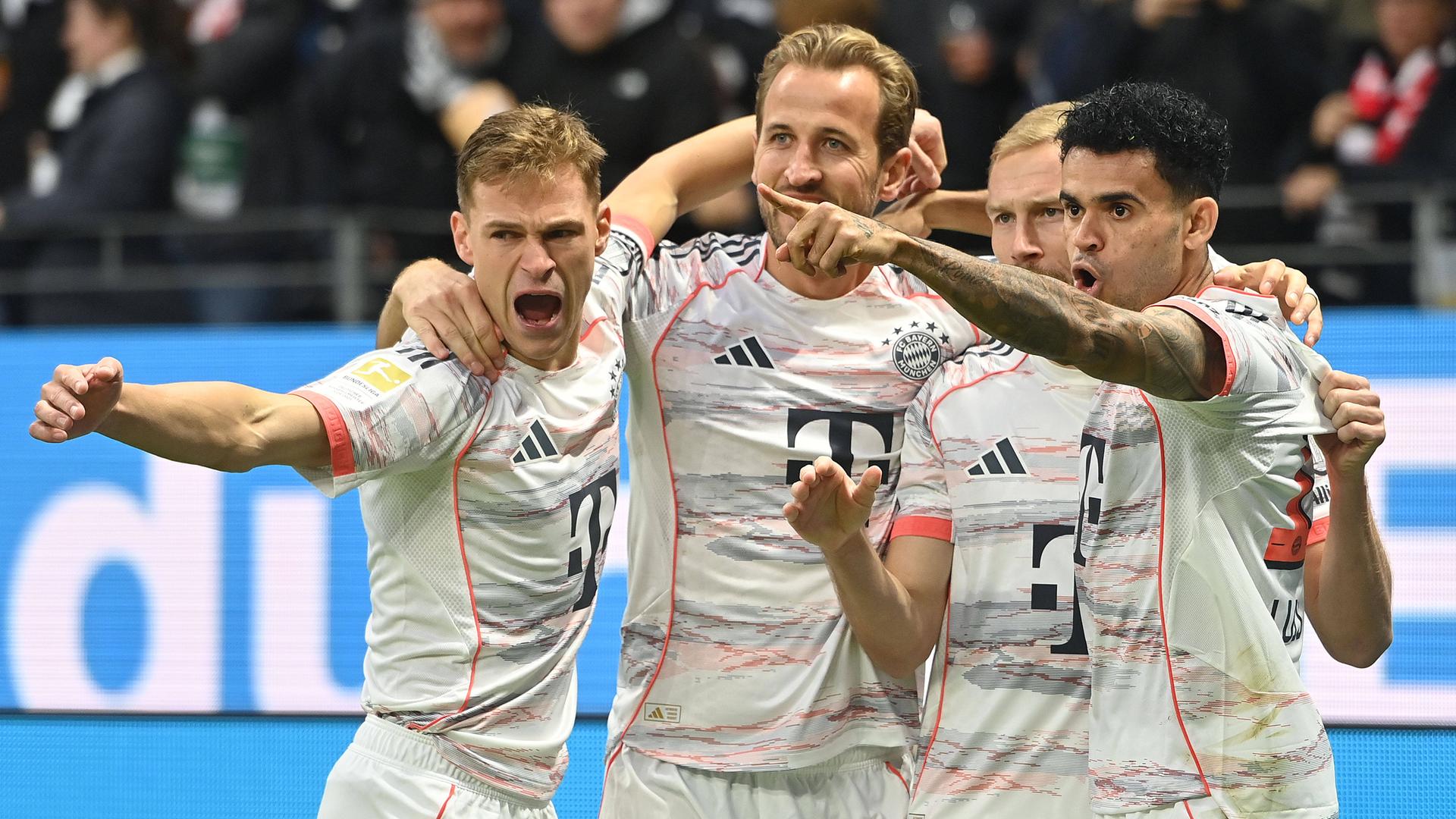 Die Spieler von Bayern München jubeln.