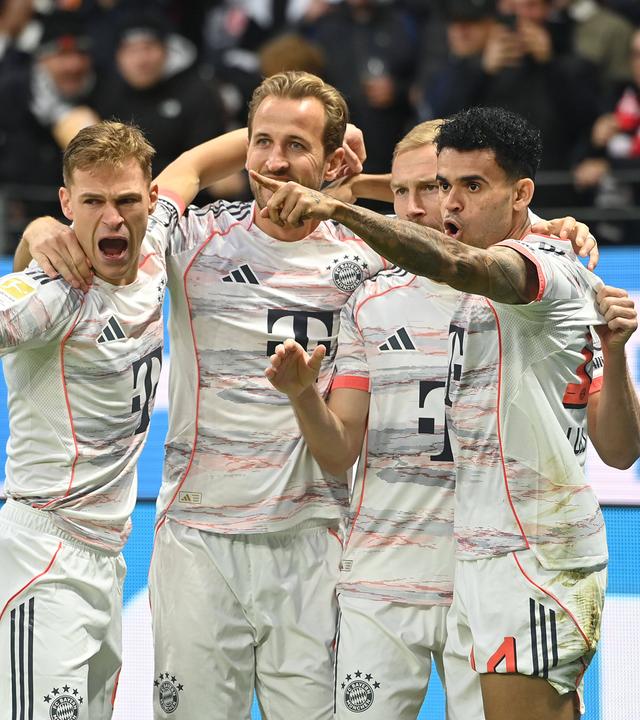 Die Spieler von Bayern München jubeln.