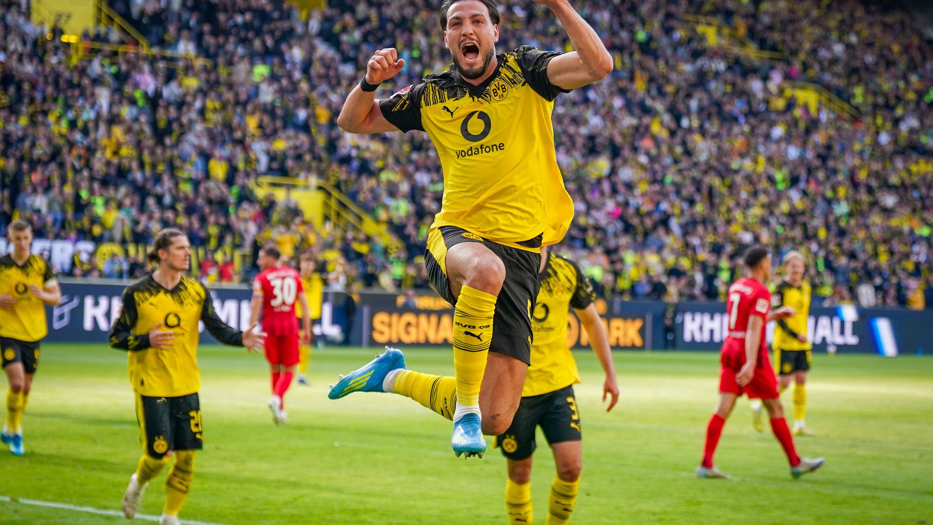 Ramy Bensebaini jubelt über seinen Treffer zum 3:0 im Spiel gegen den SC Freiburg