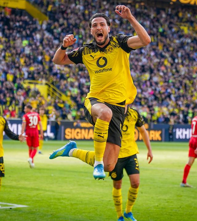 Ramy Bensebaini jubelt über seinen Treffer zum 3:0 im Spiel gegen den SC Freiburg