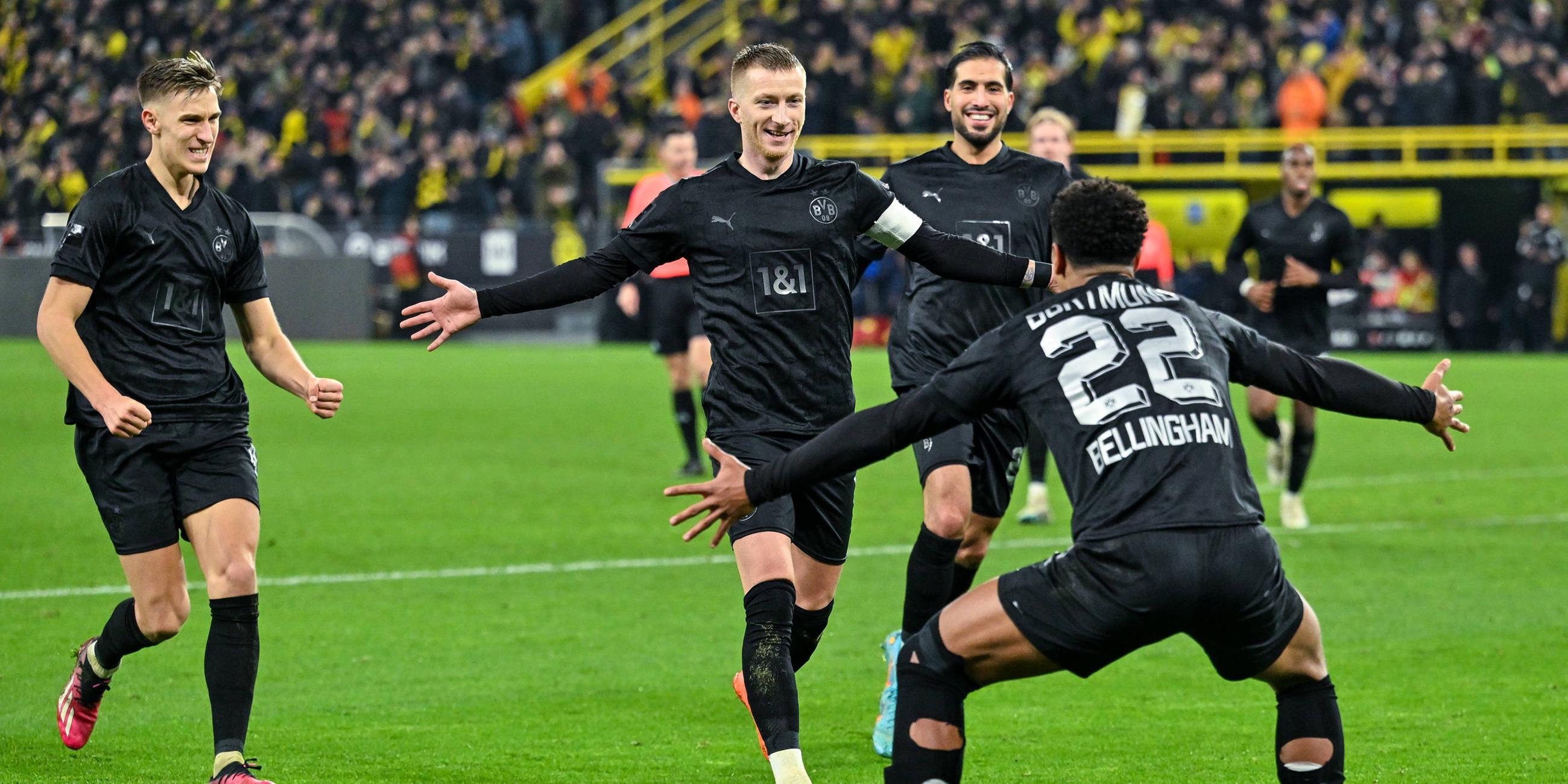 Borussia Dortmund - Hertha BSC, 9.02.2023, Signal Iduna Park, Dortmund, Torschütze Marco Reus jubelt mit seinem Team zu seinem Treffer zum 3:1