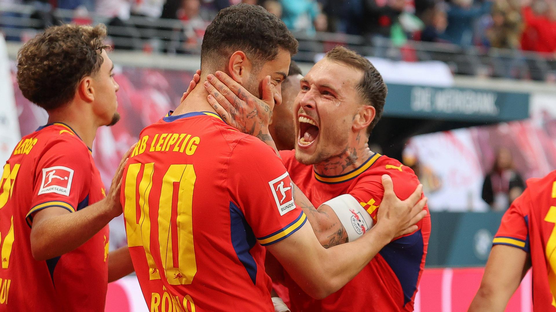 Leipzigs Stürmer Romulo Jose Cardoso Da Cruz jubelt nach seinem Treffer zum 5:0 gegen den Hamburger SV mit seinem Teamkollegen David Raum