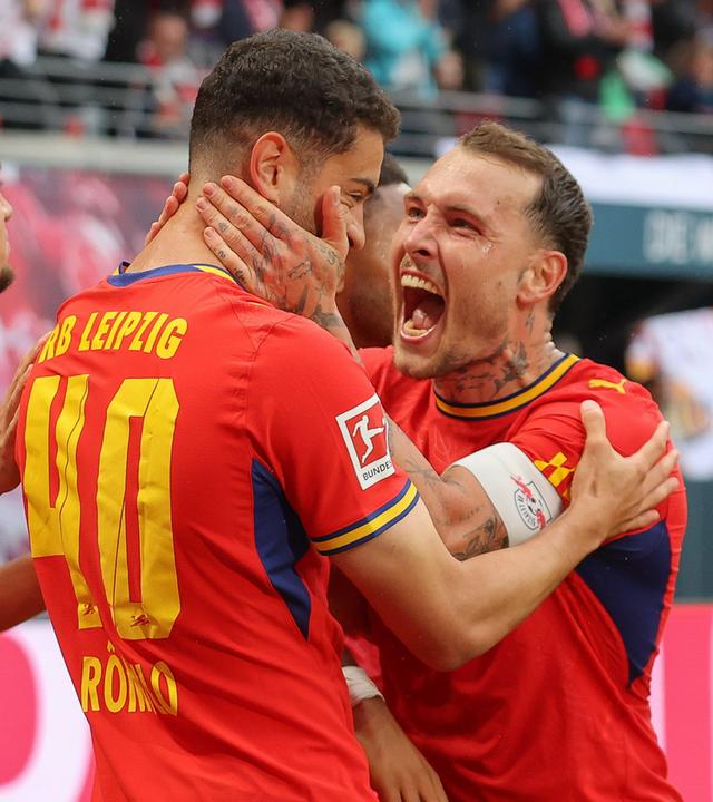 Leipzigs Stürmer Romulo Jose Cardoso Da Cruz jubelt nach seinem Treffer zum 5:0 gegen den Hamburger SV mit seinem Teamkollegen David Raum